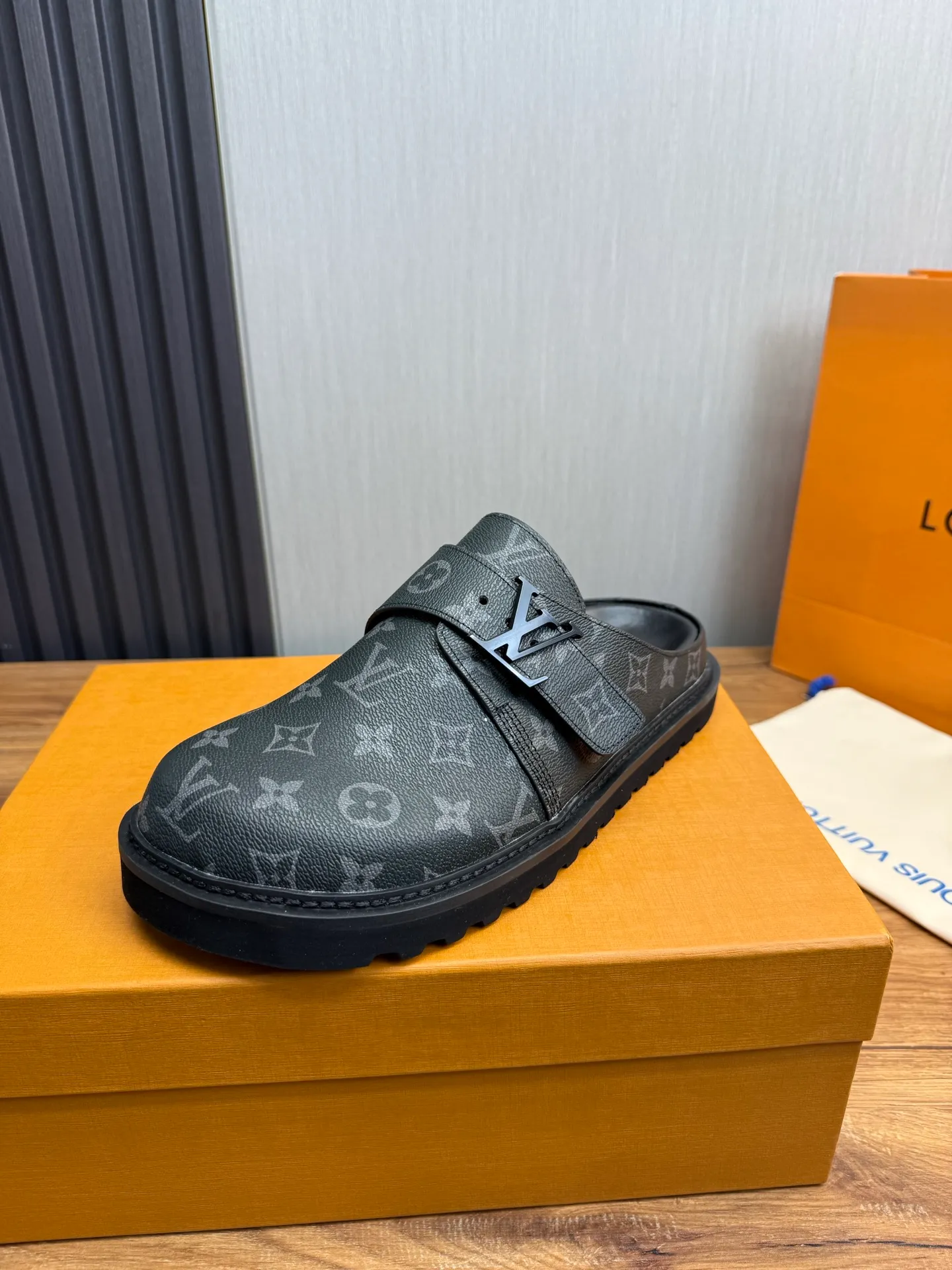 Men's men's shoes 460💰 Lv. Popular couple slippers hot sale🩷💚 🩴Official website one to one production 35-45 sizes 45 46 🉑️Customized!